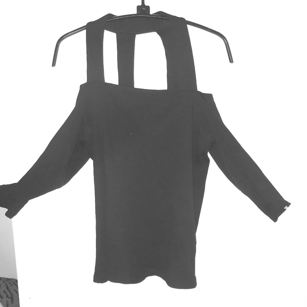 Quarter sleeve black top